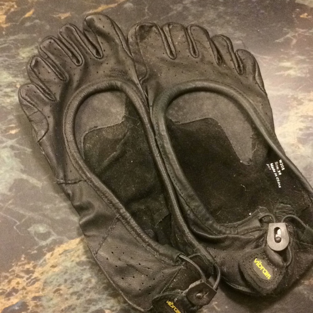 Vibrant toe slippers